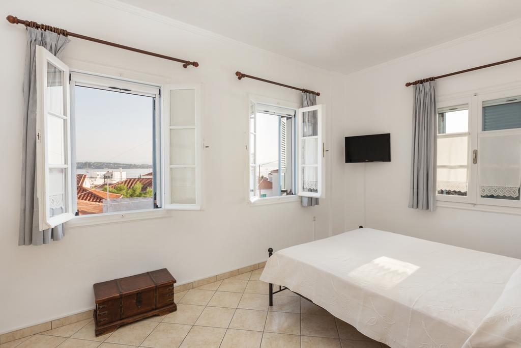 Guesthouse Niriides Spetses Town Chambre photo